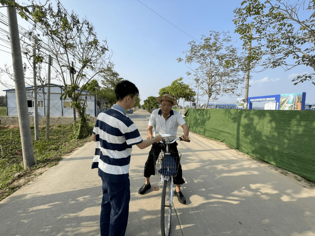 在团员大会结束之后,坦塘村党总支书记卢兆强和团支部书记卢秀娜分别