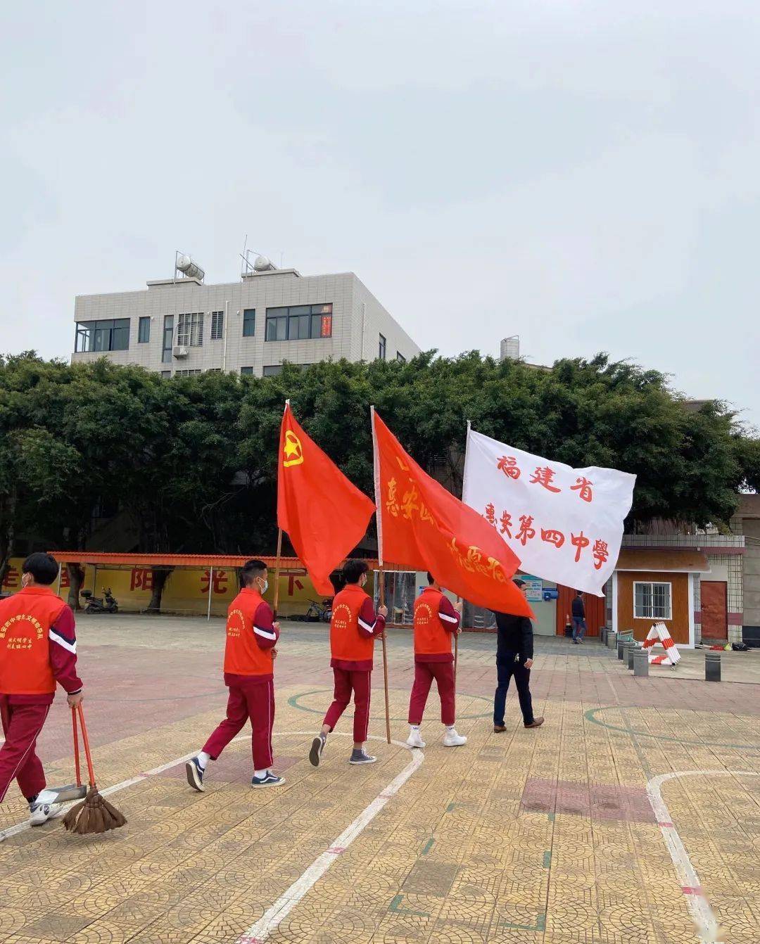 惠安第四中学 惠安四中团委组织团员学生和青年志愿者到涂寨社区下郭