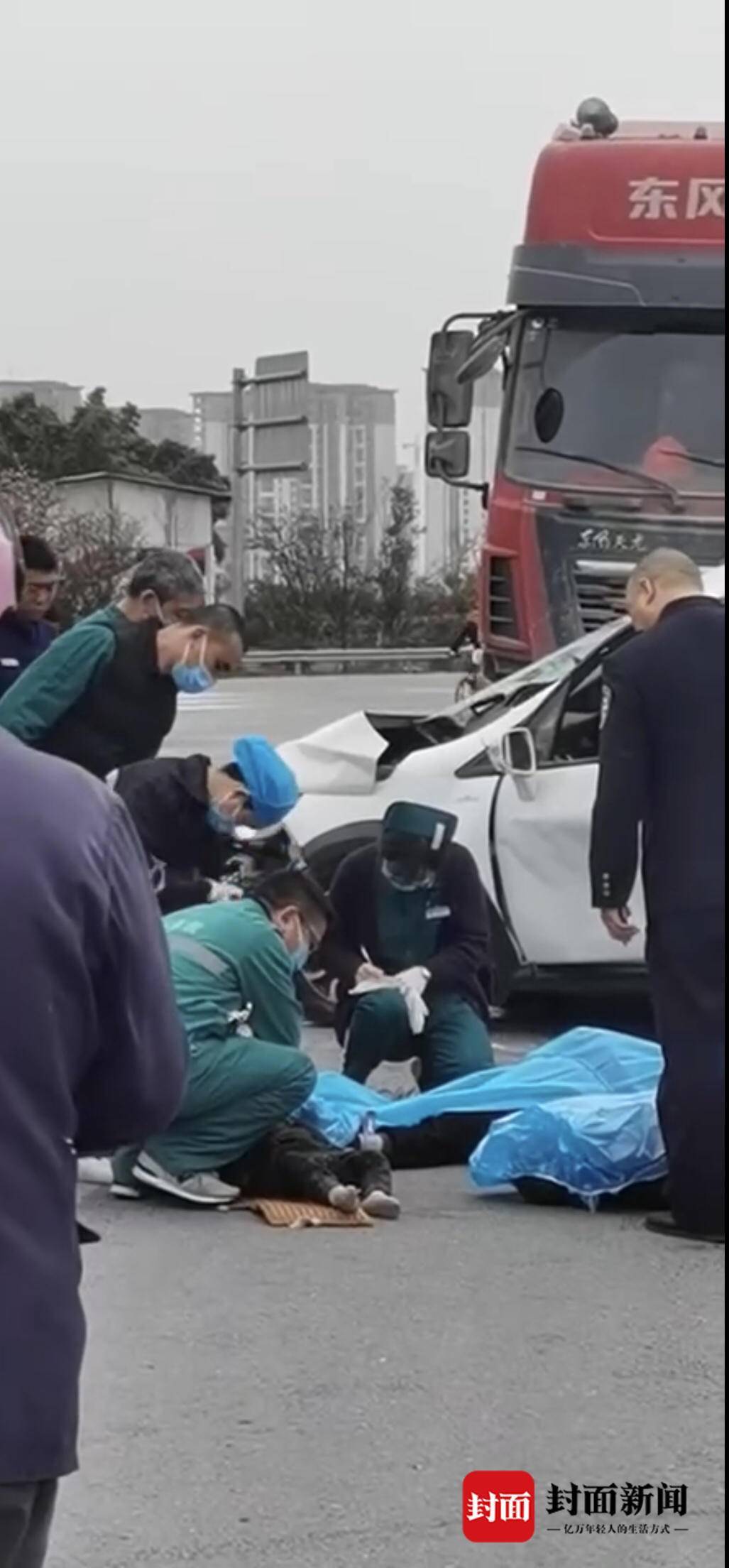 交通事故发生后,三台县交警大队民警及医护人员赶往现场.