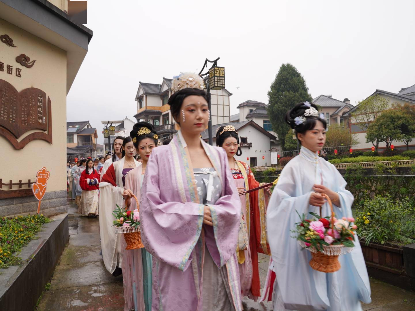浙江桐庐县首届"生仙里"汉服节上演古装秀