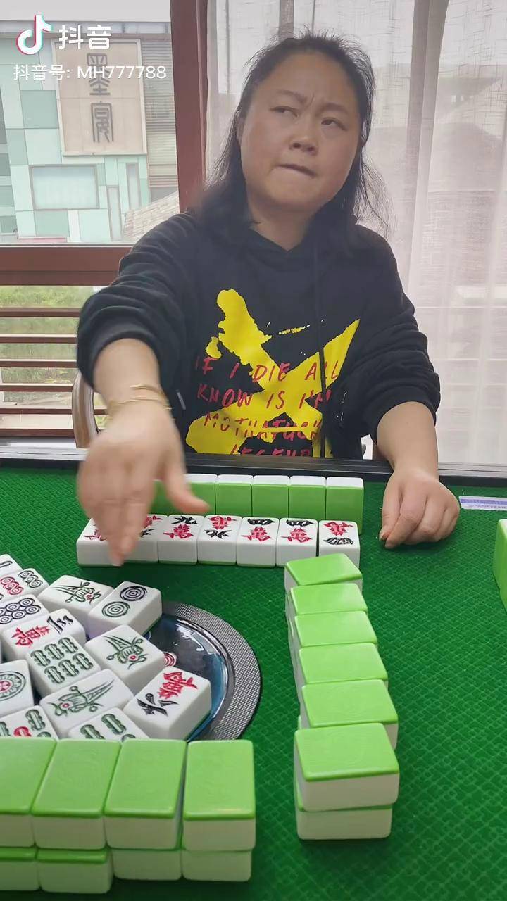 刚学几天麻将就想装高手这下尴尬了哇钢豌豆李雪标总有点膘打麻将沙雕