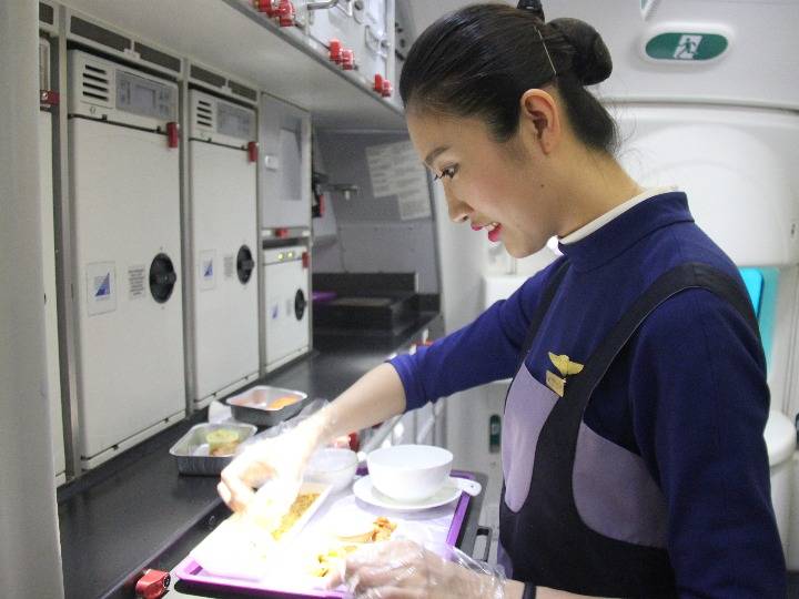 乘务员正在准备餐食(中国航空运输协会供图)