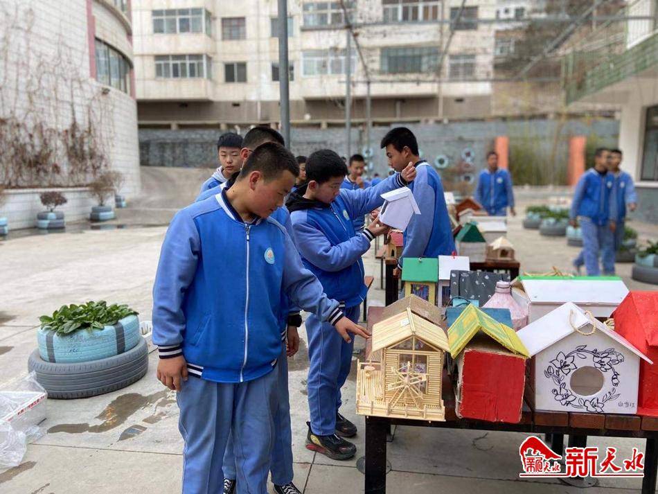 增强学生的动手能力和创新能力,天水市三中每年利用寒假给学生布置