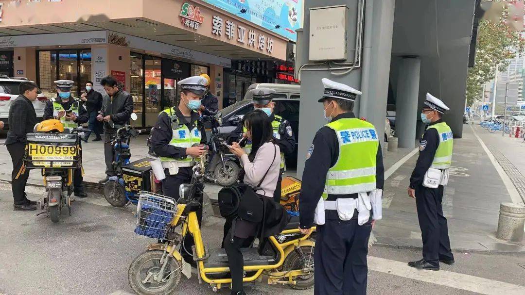 虎门交警带着"莞微劝导"小程序