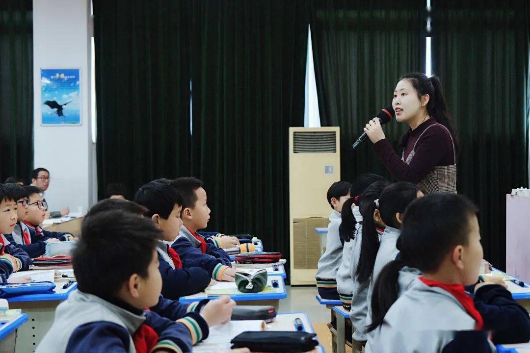 蔡秋琪老师执教《母鸡》一课,把重点落在品味词语,感受作家对母鸡的