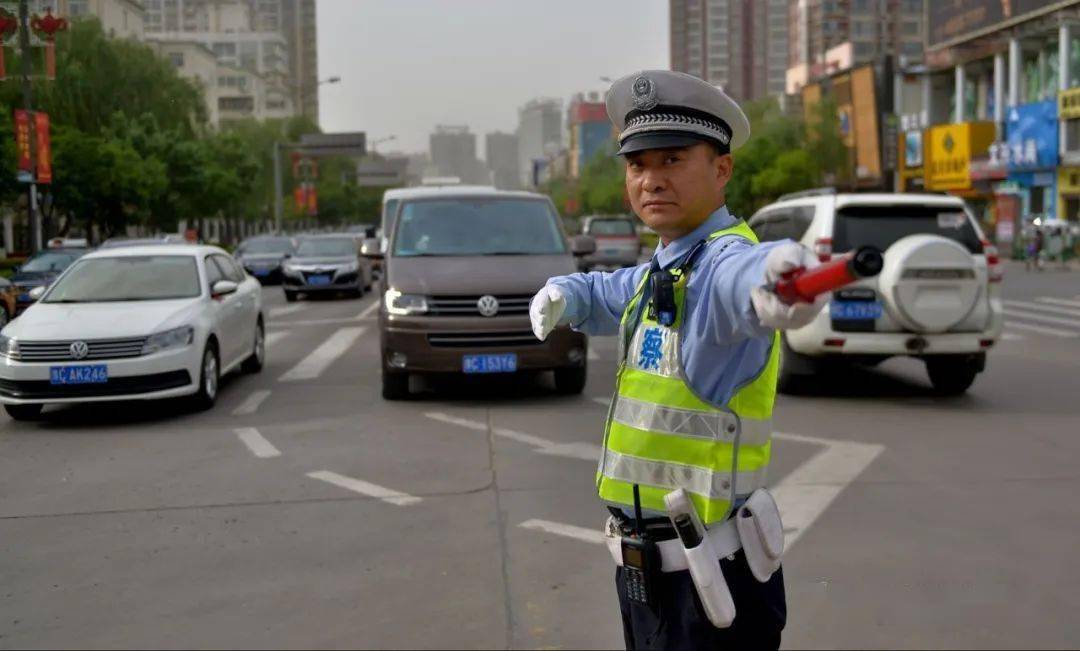 创新实干孺子牛式最美交警高新交巡大队马小斌我与英模面对面