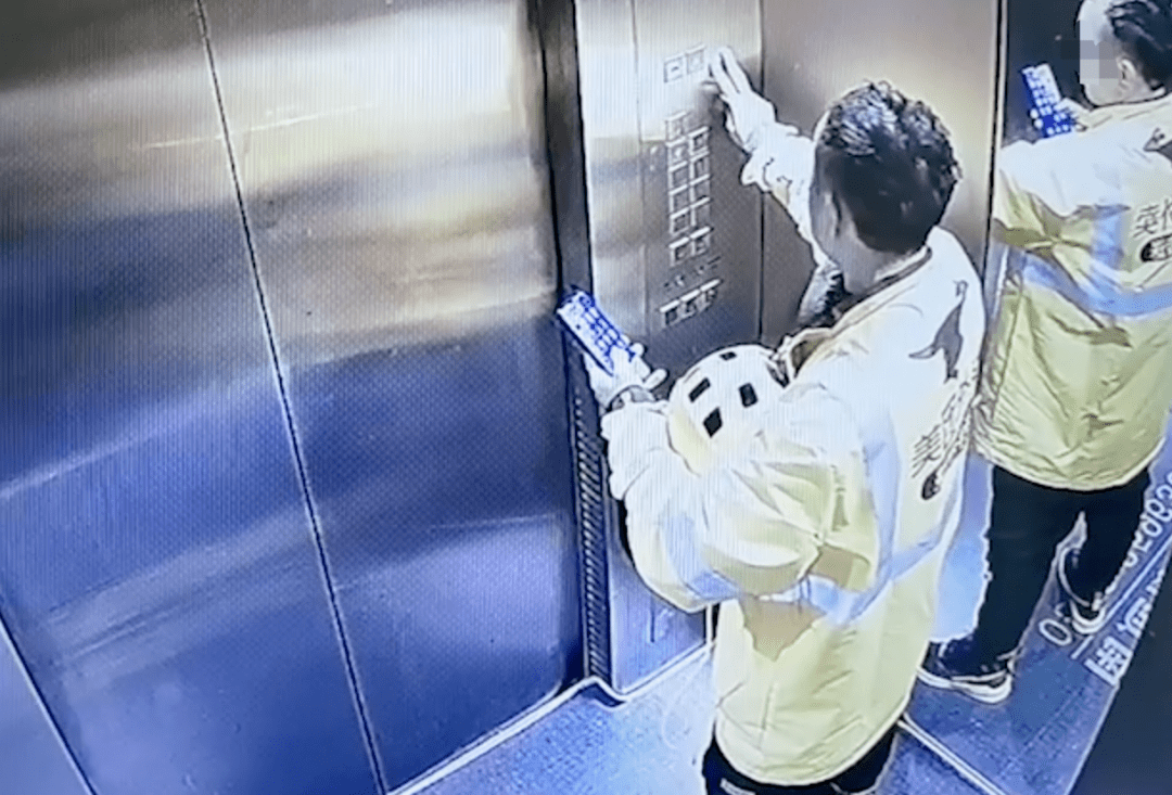 外卖小哥被困电梯20分钟,联系顾客"求谅解"后才想起报警