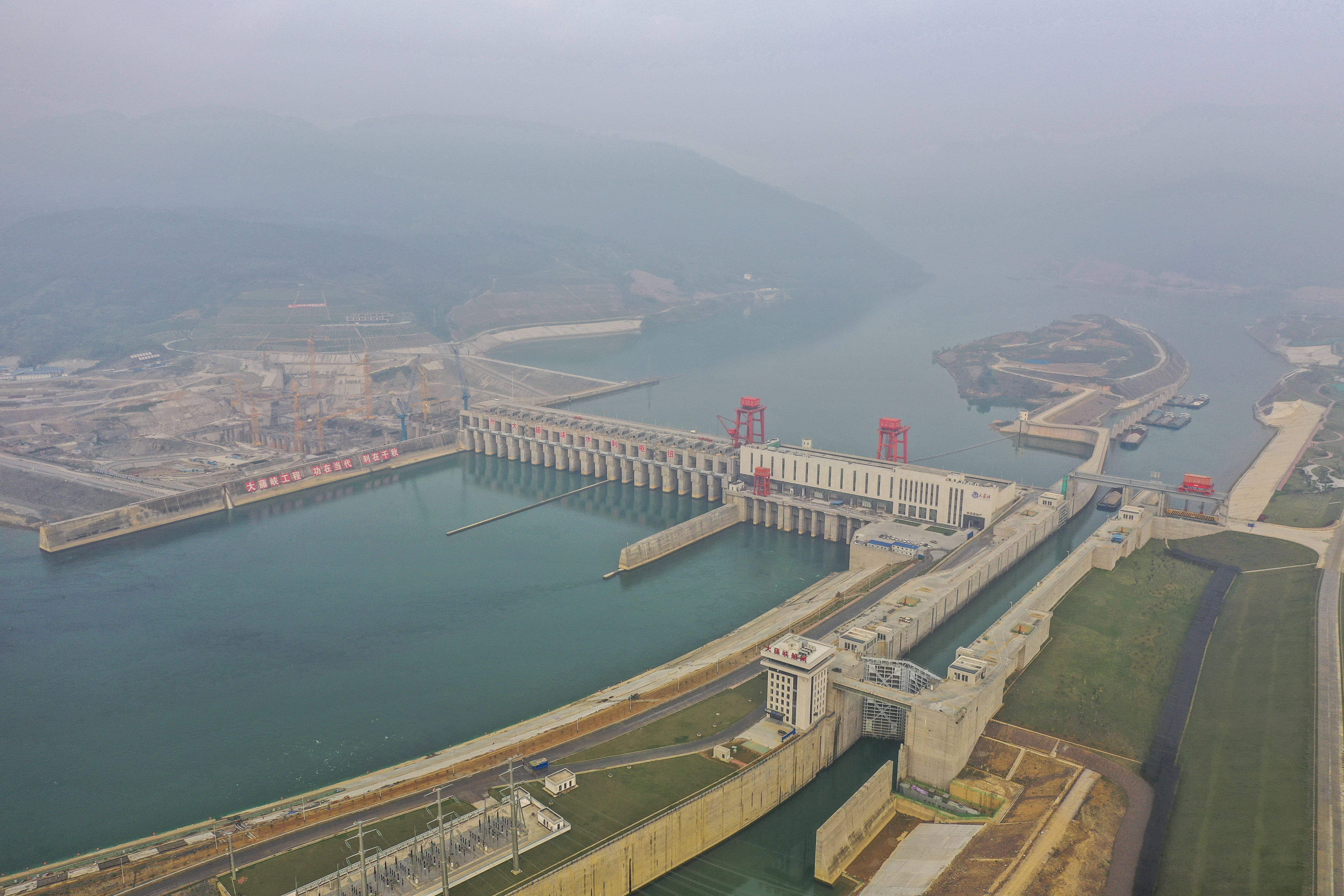 建设中的广西大藤峡水利枢纽工程(3月31日摄,无人机照片).