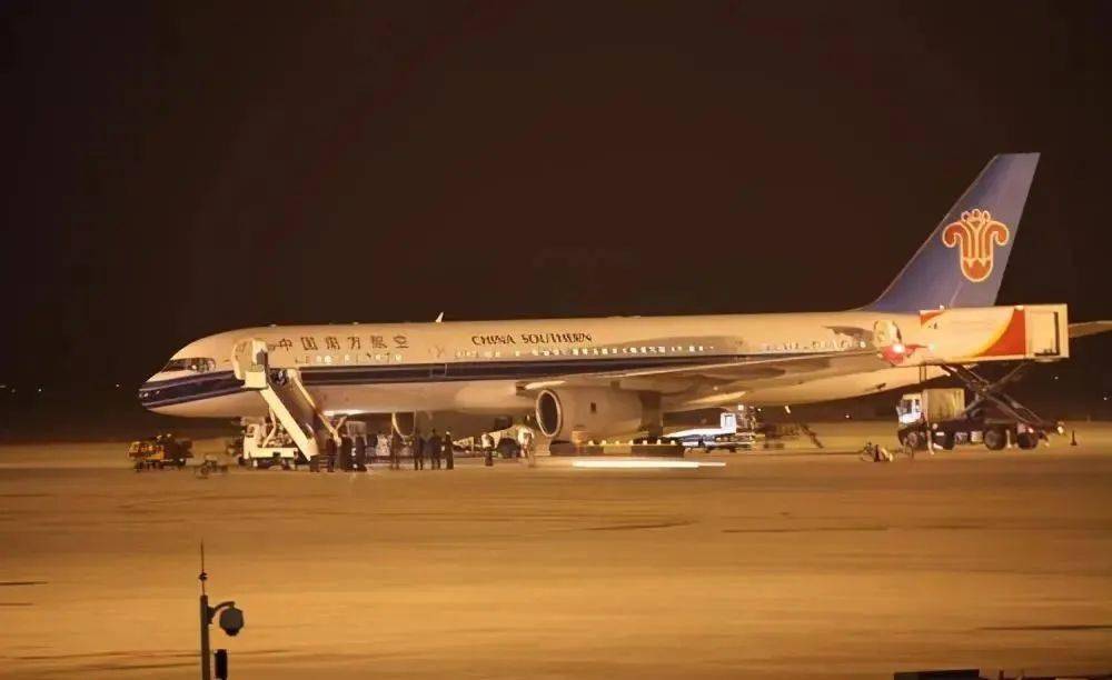 停在中川机场停机坪上的南航波音757客机