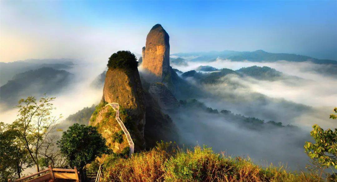 是崀山开发最早的景区,远观辣椒峰,骆驼峰,蜡烛峰等景点