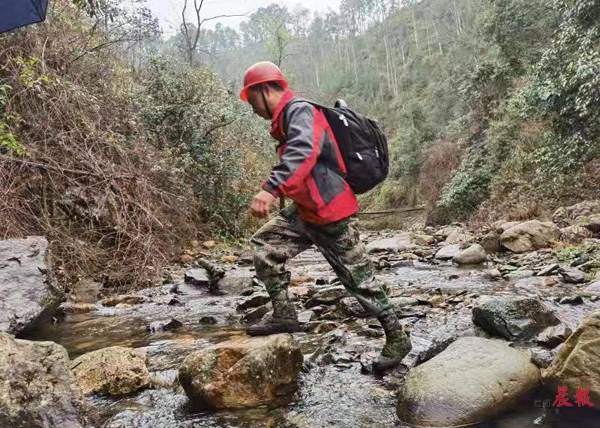 蓝先华巡护森林时经常要跋山涉水. 省林业局供图