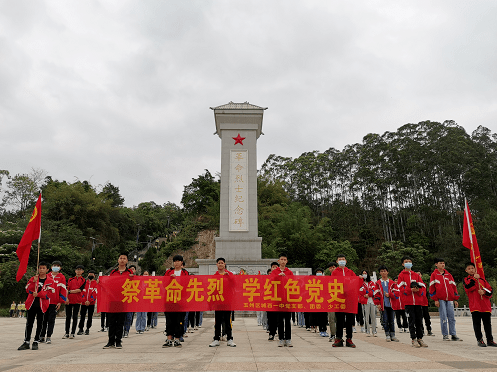 4月1日,玉州区第一实验初中师生代表到玉林市人民公园朱锡昂烈士纪念