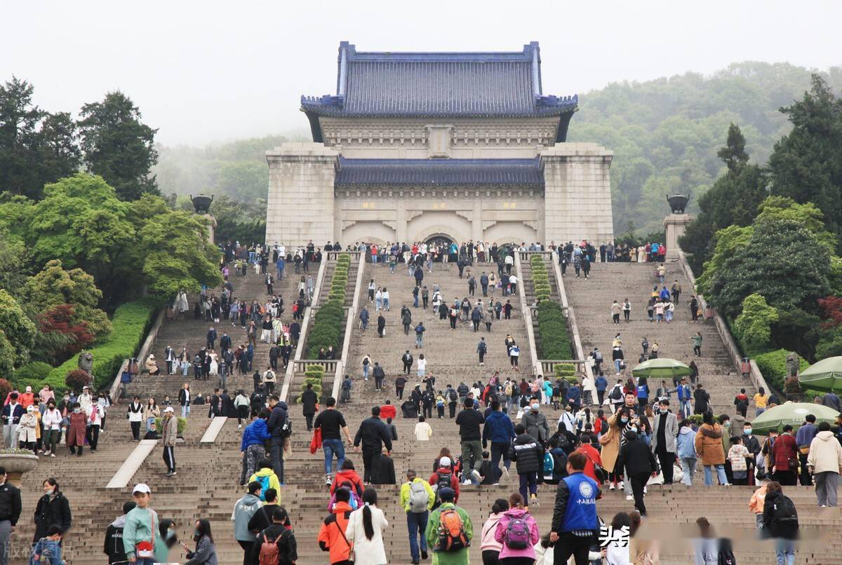 清明小长假南京中山陵景区迎来参观客流小高峰