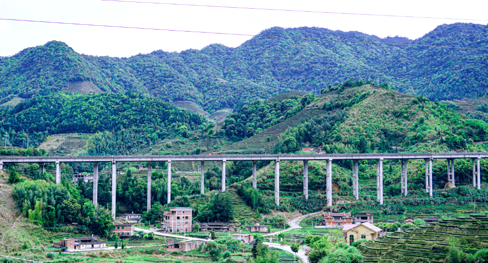 资料显示,溆浦至洞口高速公路起于溆浦县卢峰镇双江口村附近,顺接拟