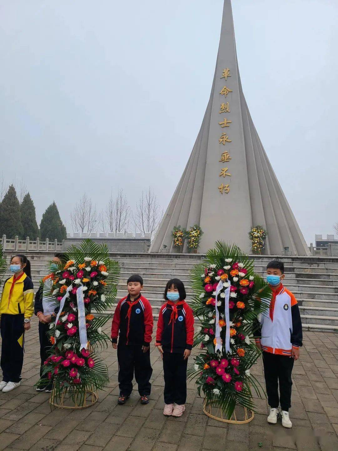 组织图书馆小读者少先队员代表前往廊坊烈士陵园,开展清明祭扫活动