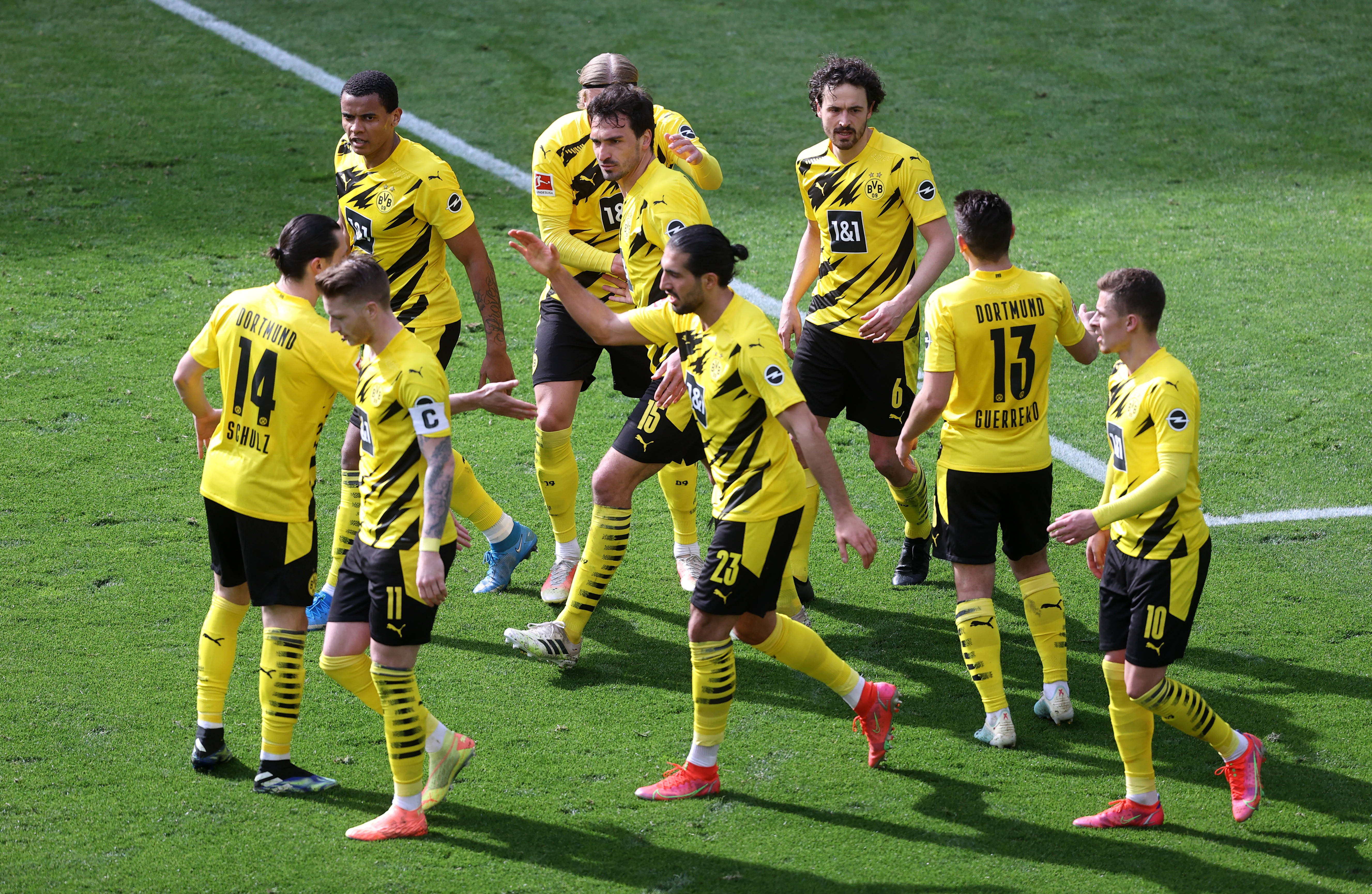 4月3日,多特蒙德队球员庆祝队友胡梅尔斯(右五)的进球.