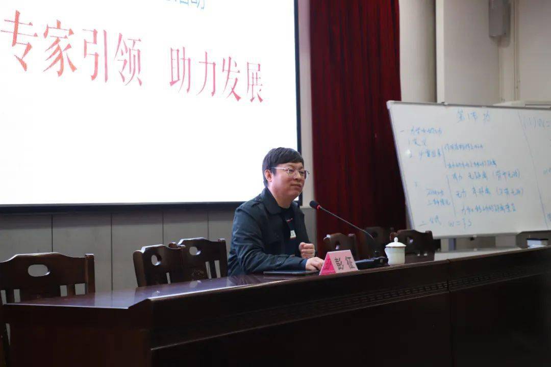 人教社专家彭征在座谈现场与大家交流互动