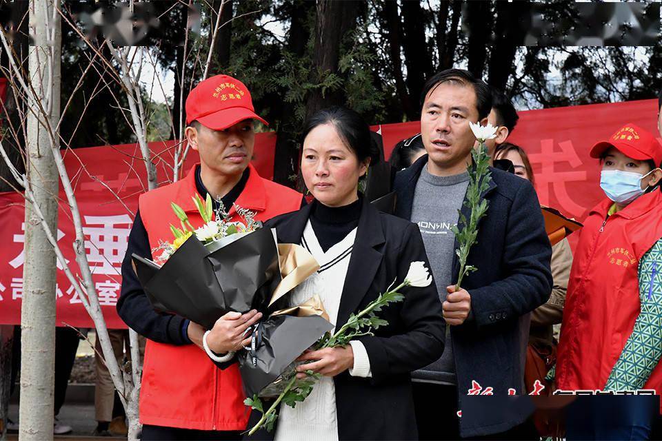 王佛军烈士父母前来缅怀陈红军烈士新甘肃·每日甘肃网记者金奉乾