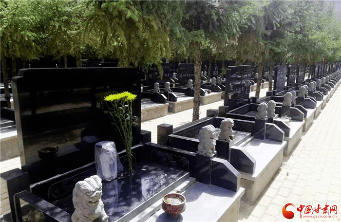 兰州龙凤园公墓,亲人用鲜花纪念逝者