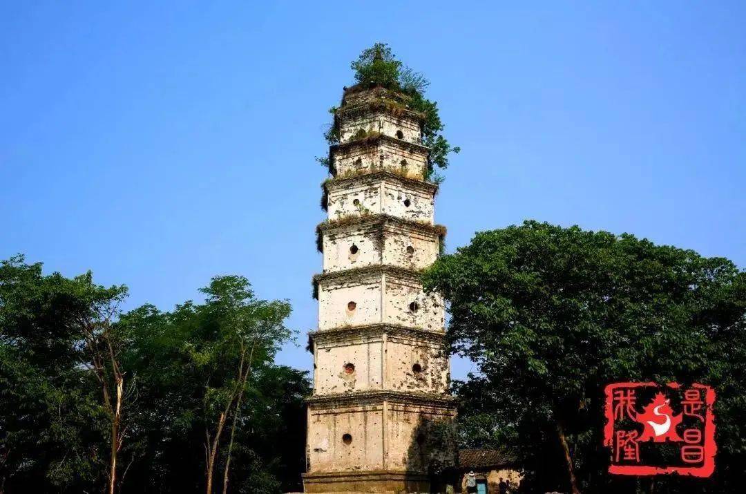 在内江隆昌城东 有那么一座塔,名叫云峰塔 修建于公元1465年的云峰塔