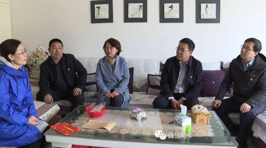 清明前夕,县政协主席谢曲平,政府副县长李迎春以及县工会主要负责人