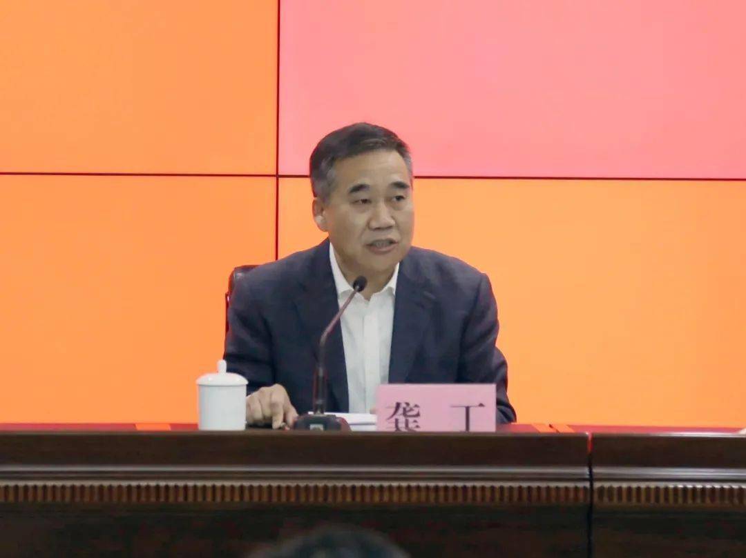会上,罗安生和龚丁作表态发言.