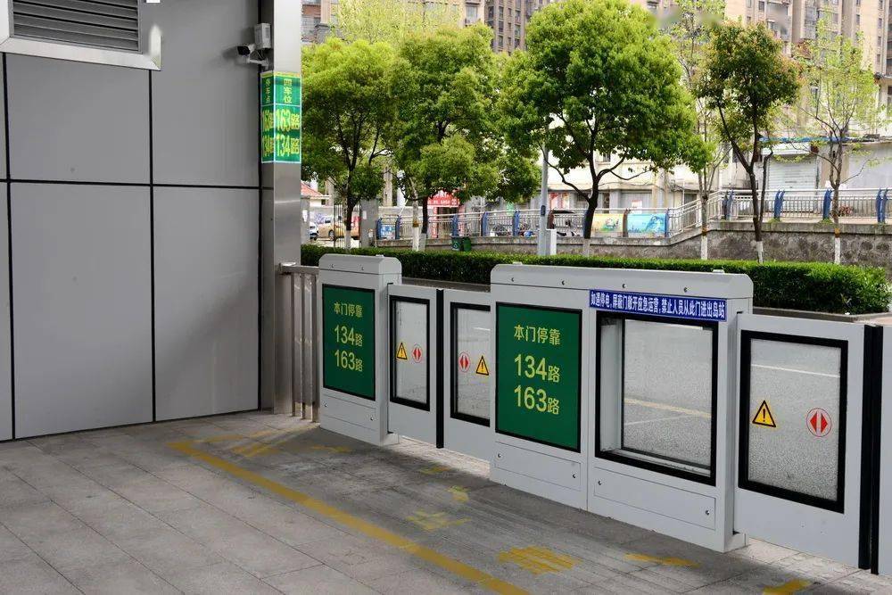 铜陵路公交专用道全部启用6座路中岛式公交站台开门纳客