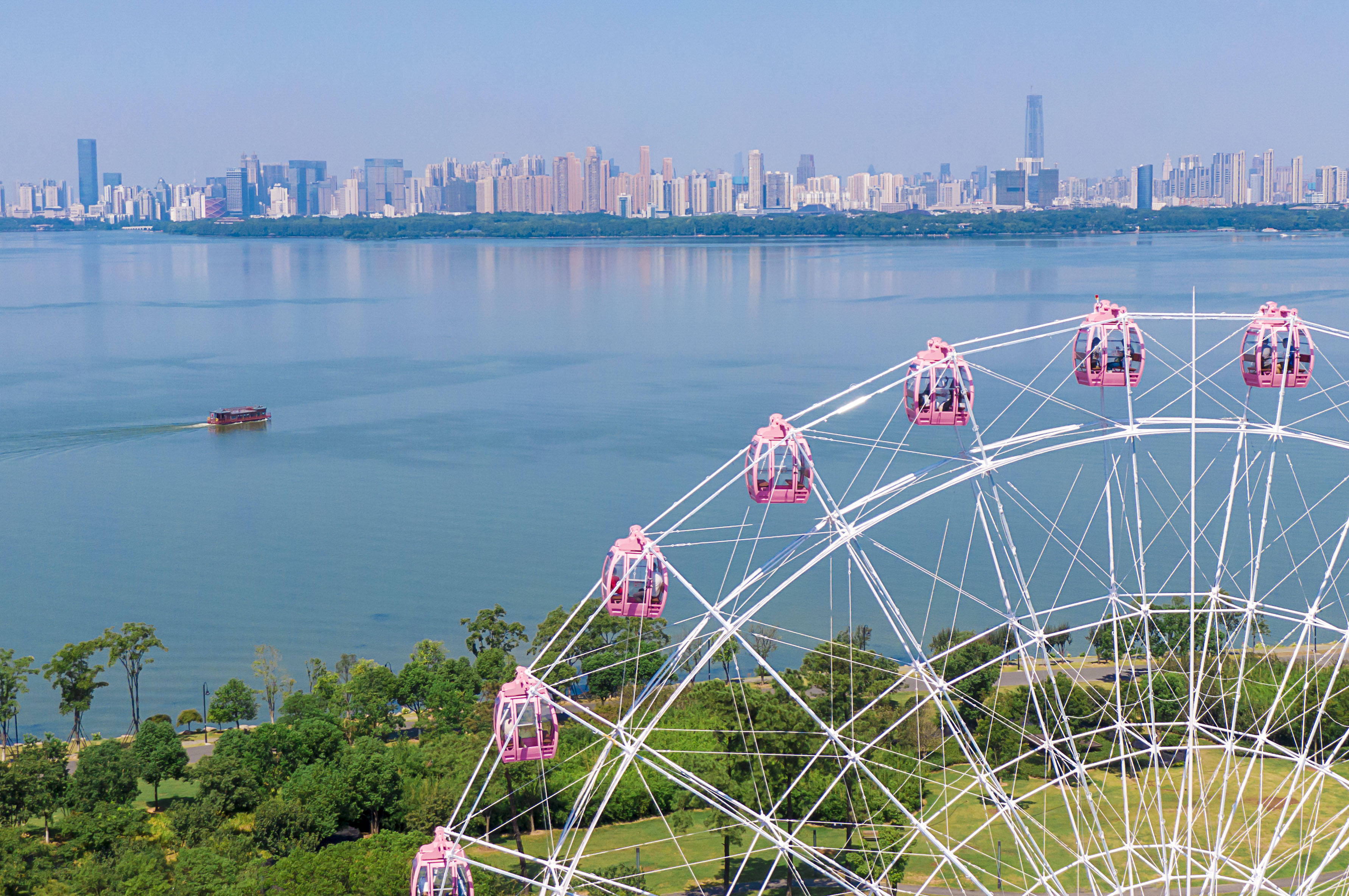 2020年8月17日拍摄的武汉"东湖之眼"摩天轮(无人机照片.
