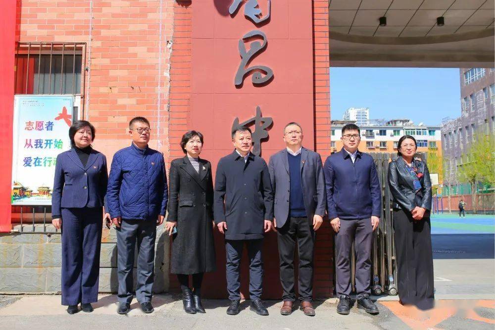 最后,孙振宇副区长和胡继军局长为新学校揭牌.