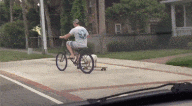 老人在商场下行扶梯口处遛狗,小狗像在跑步机上运动一样,大爷站在前方