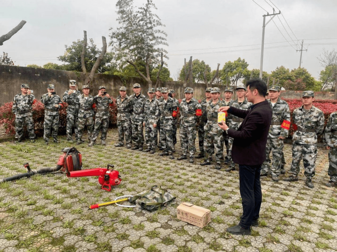 器材队列训练观看党史政治教育视频民兵训练适逢清明森林防火时间节点