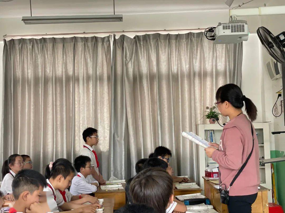 学校英都中心小学举行省教改示范校关注两类结构引导深度学习主题研讨