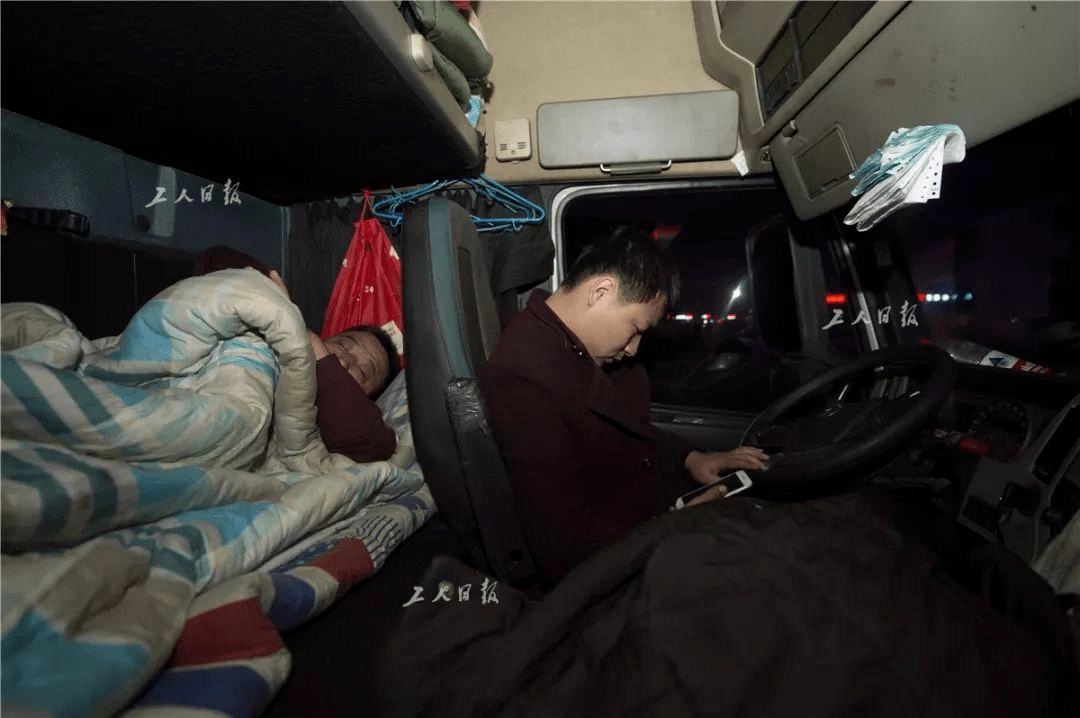 大货车司机夜里轮流睡觉,图片来自工人日报.