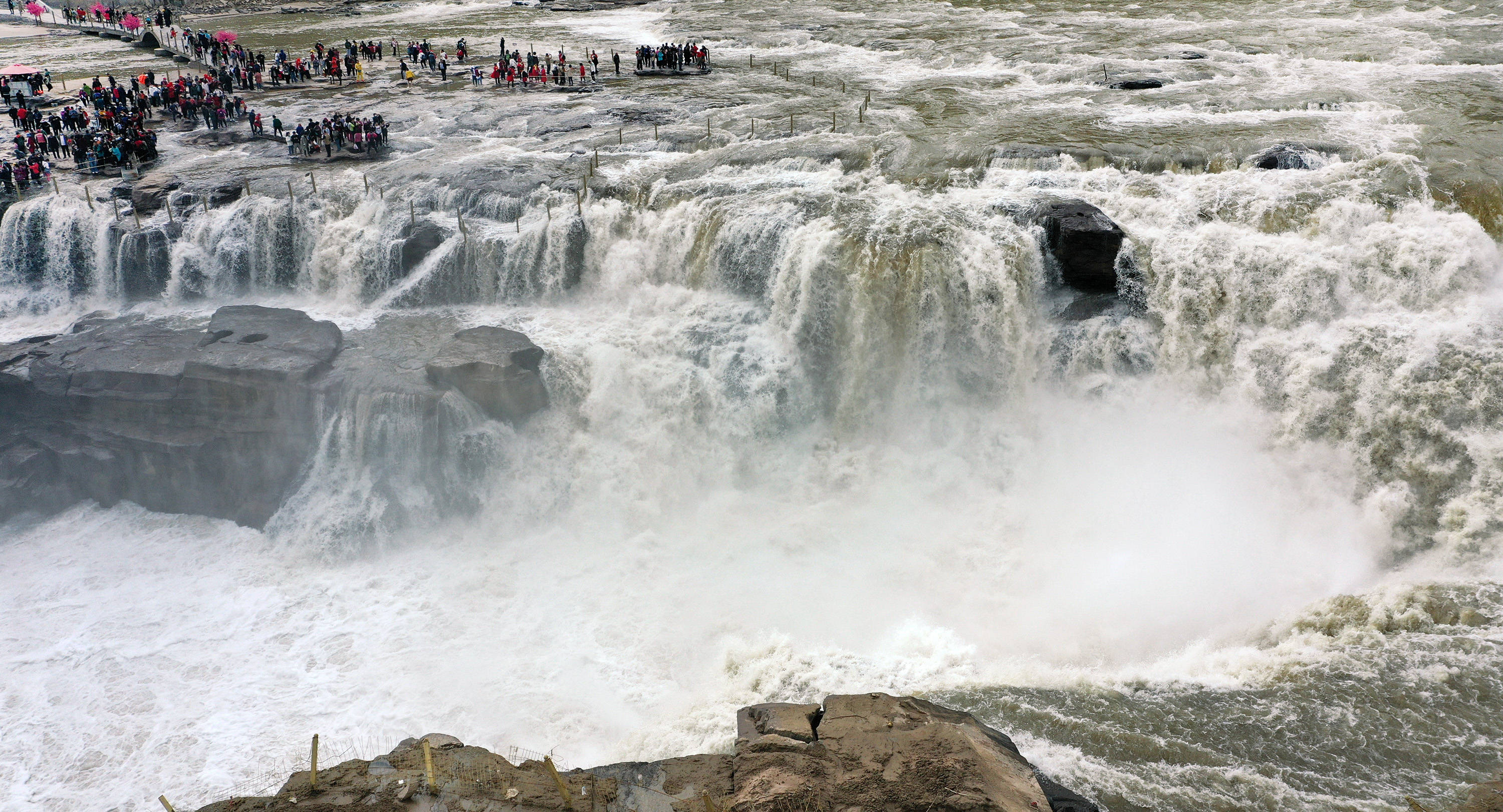 4月12日,游人在陕西壶口瀑布景区游览(无人机照片).