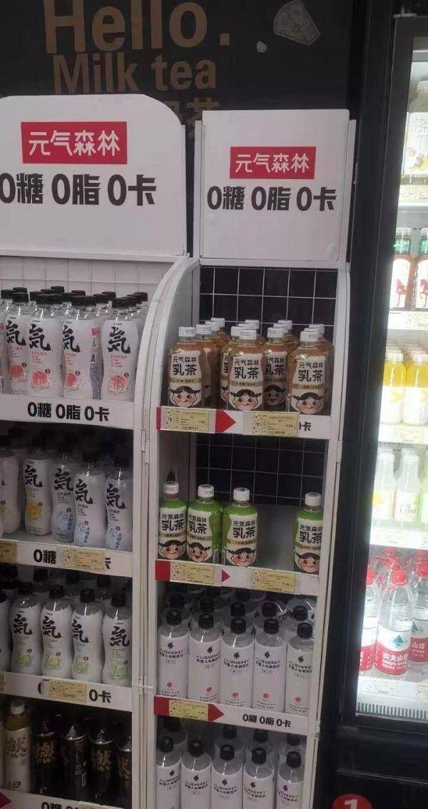 在附近的可多便利店中,元气森林"0蔗糖 低脂肪"乳茶放在冷藏柜中,店员