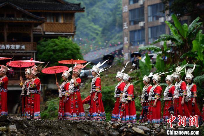 4月14日,在广西桂林龙胜各族自治县龙脊镇黄洛瑶寨,少数民族民众在