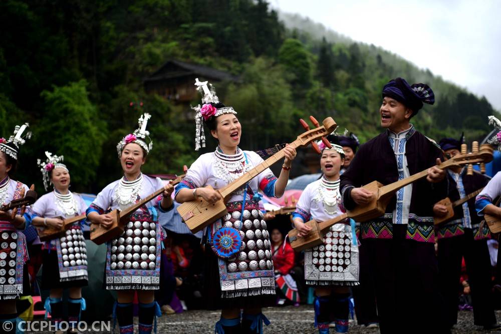 在广西桂林龙胜各族自治县龙脊镇黄洛瑶寨,少数民族同胞和游客在跳