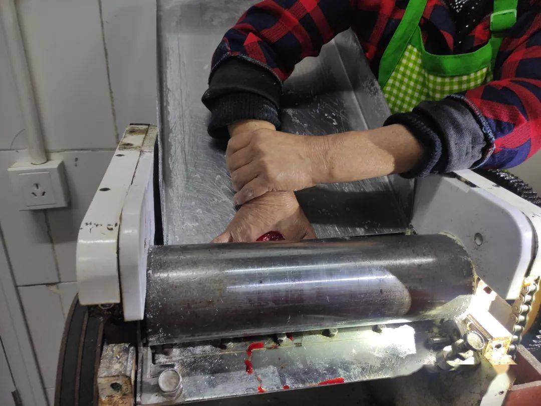 疼食堂员工手卡压面机消防十分钟成功解救