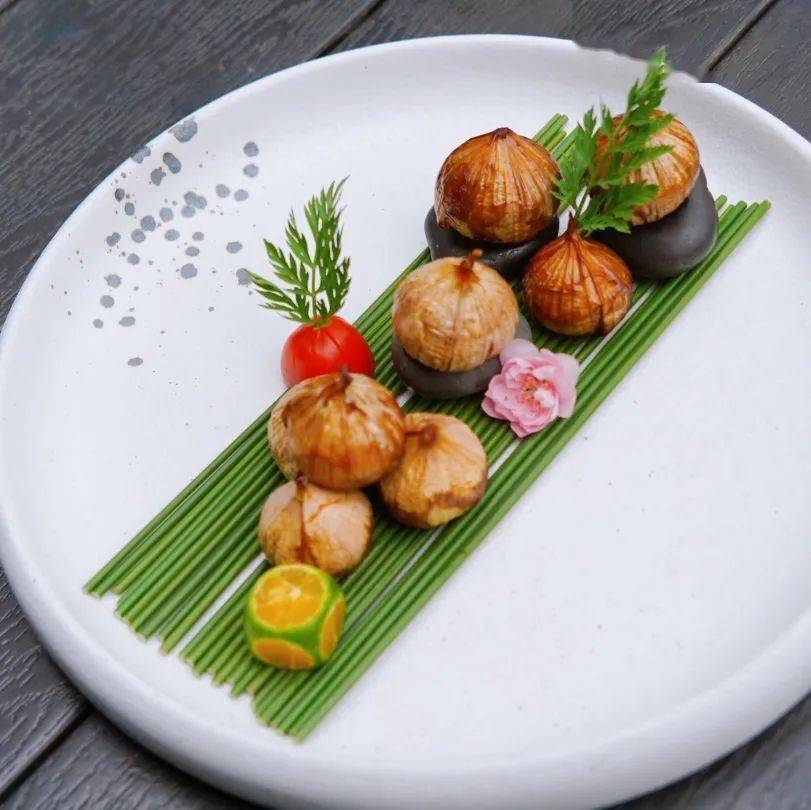金牌养生独蒜,对大蒜进行特殊处理,用秘制酱料加小火慢烤,祛除大蒜