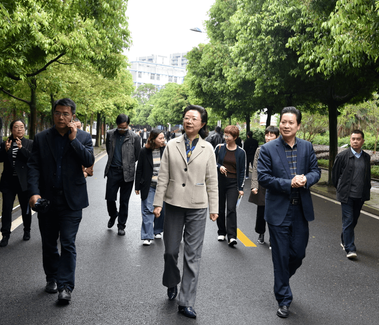市人大常委会副主任余继红一行到筠连县中学调研