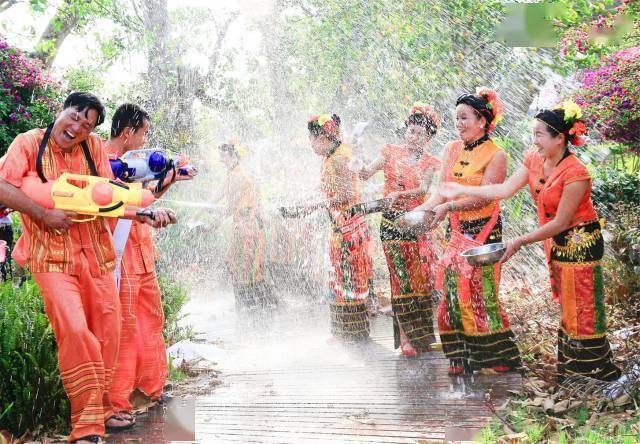 每年四月,傣族泼水节吸引世界各地无数游人的到来,人们在水中嬉戏打闹