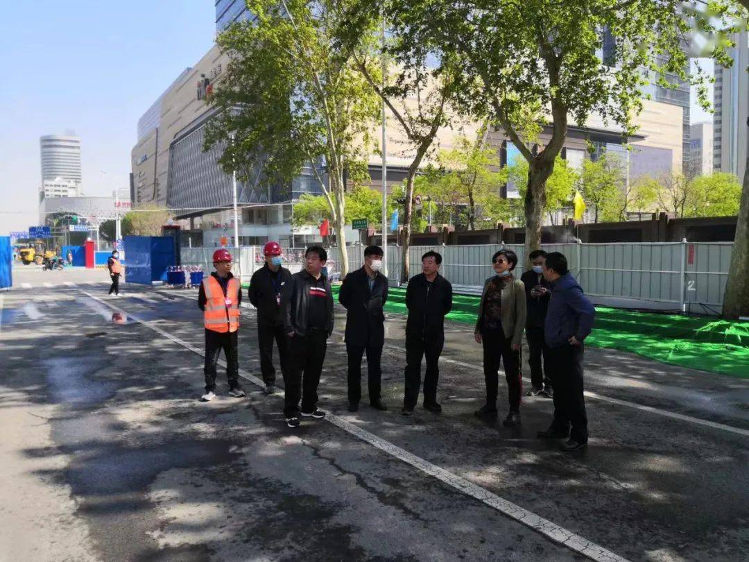 调研市城管局党组书记局长贾建文现场调研中华大街道路提升改造工程