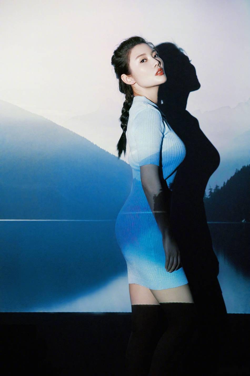徐冬冬穿蓝色紧身超短裙 尽显傲人身材曲线_写真