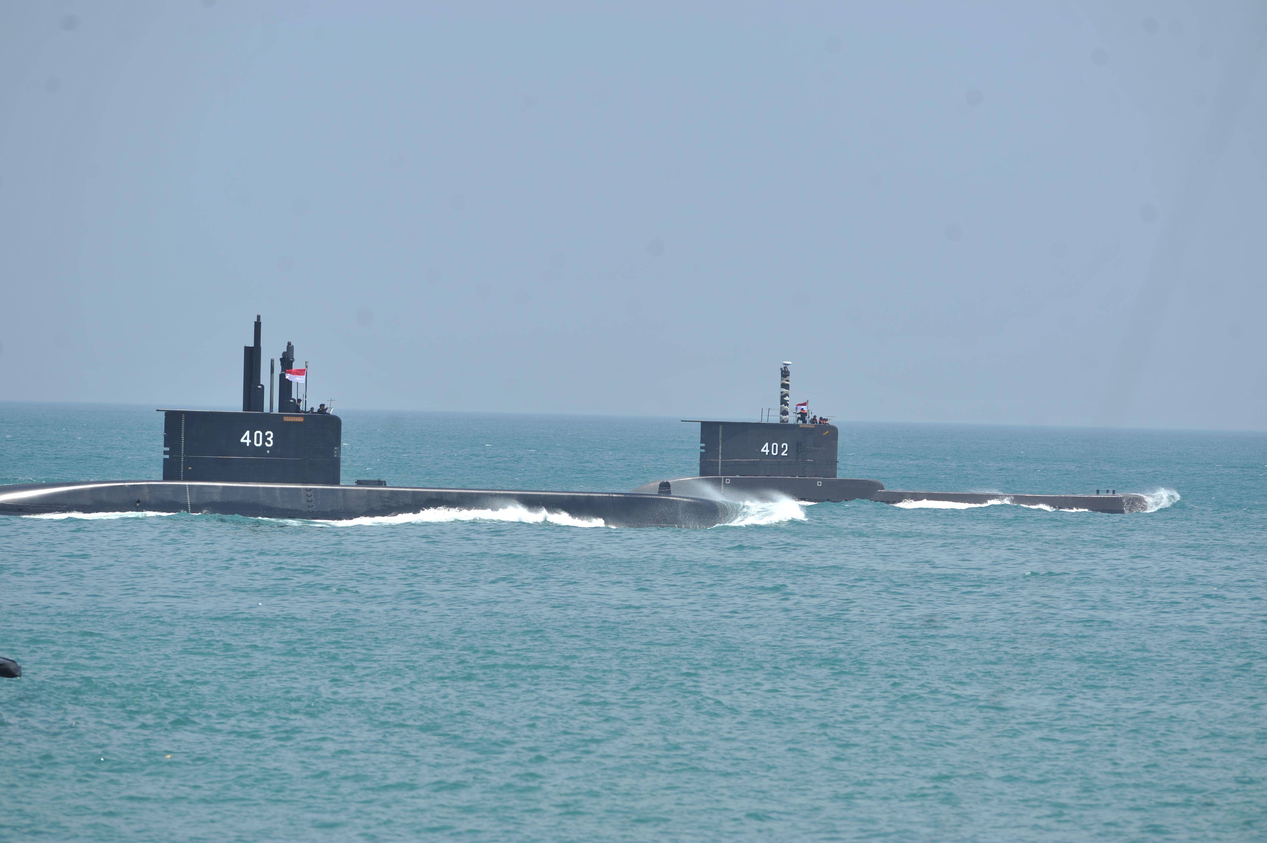 印尼军方一艘载有53人的潜艇失联