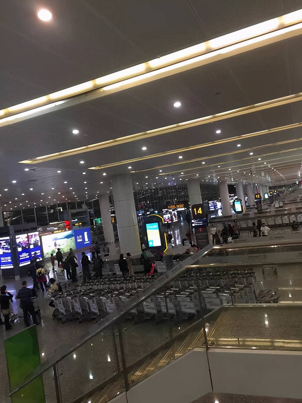 广州白云机场t1航站楼哪个停车场方便,白云机场停车一天多少钱