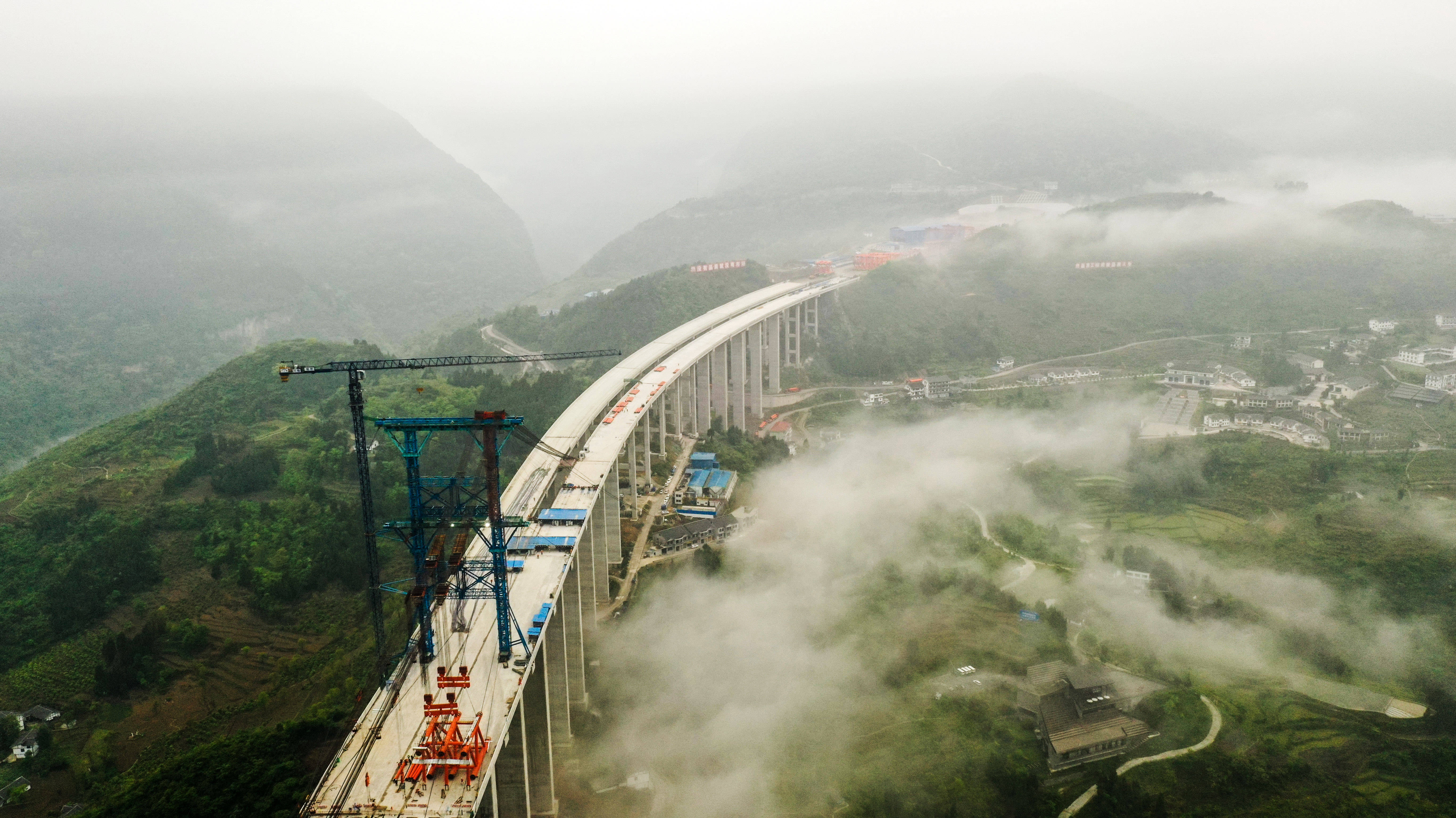 贵州仁遵高速大发渠特大桥建设进展顺利_高速公路