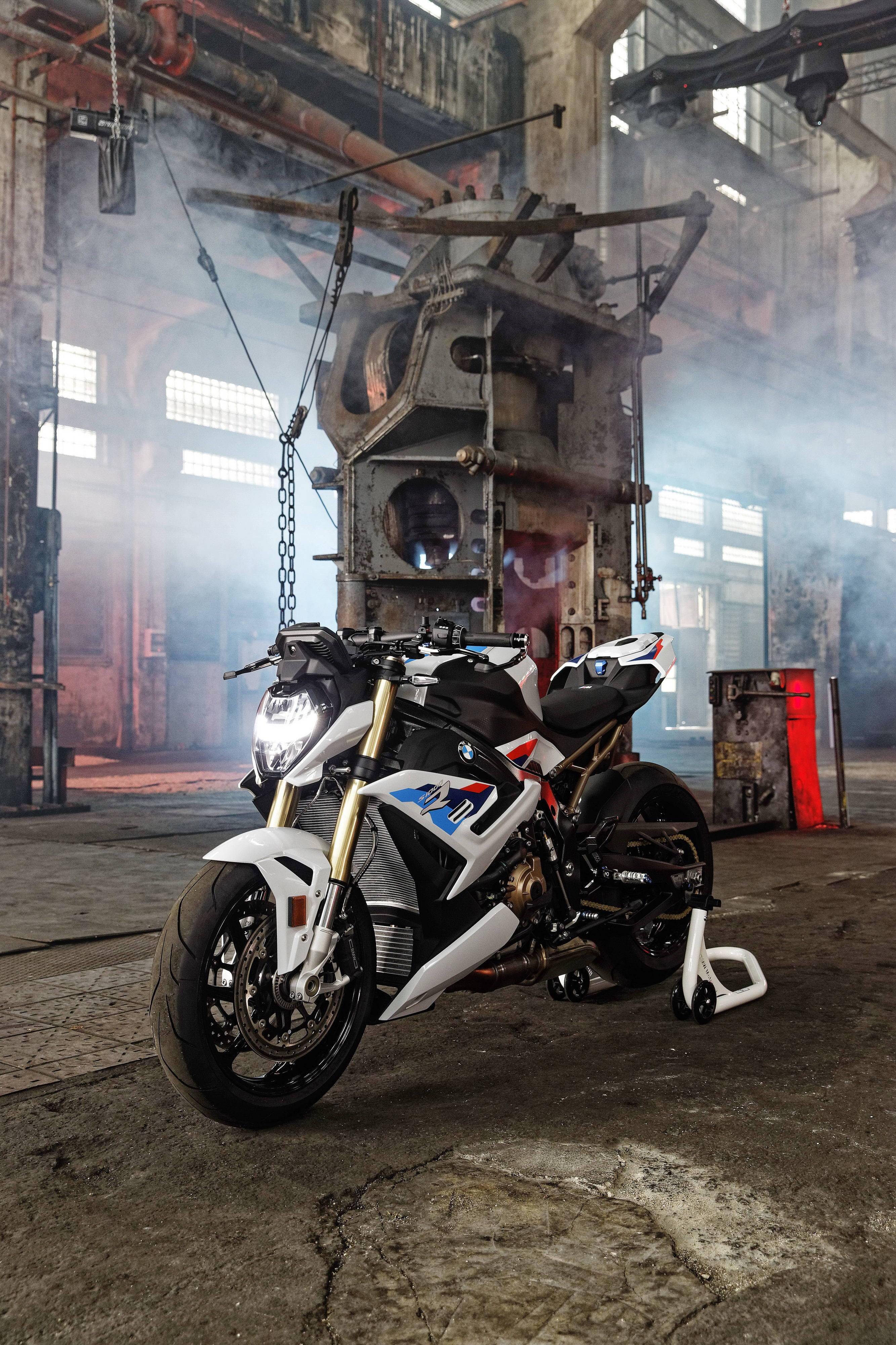 宝马新一代运动街车 2021 s1000r:户外特写