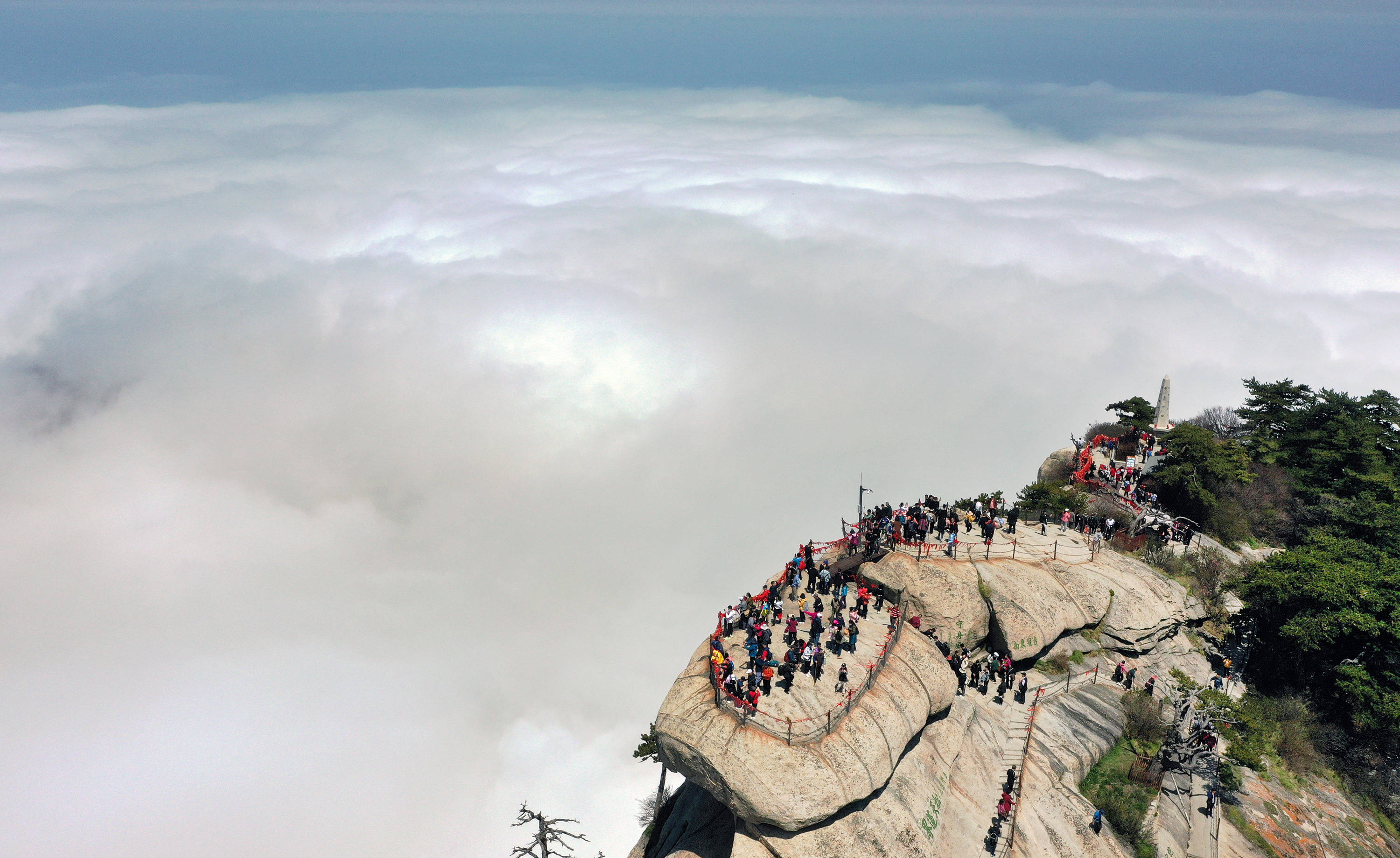 4月22日,游人在云海中的华山景区西峰顶游览(无人机照片.