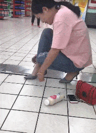 爆笑GIF:妹子,看来夏天是真的来了!