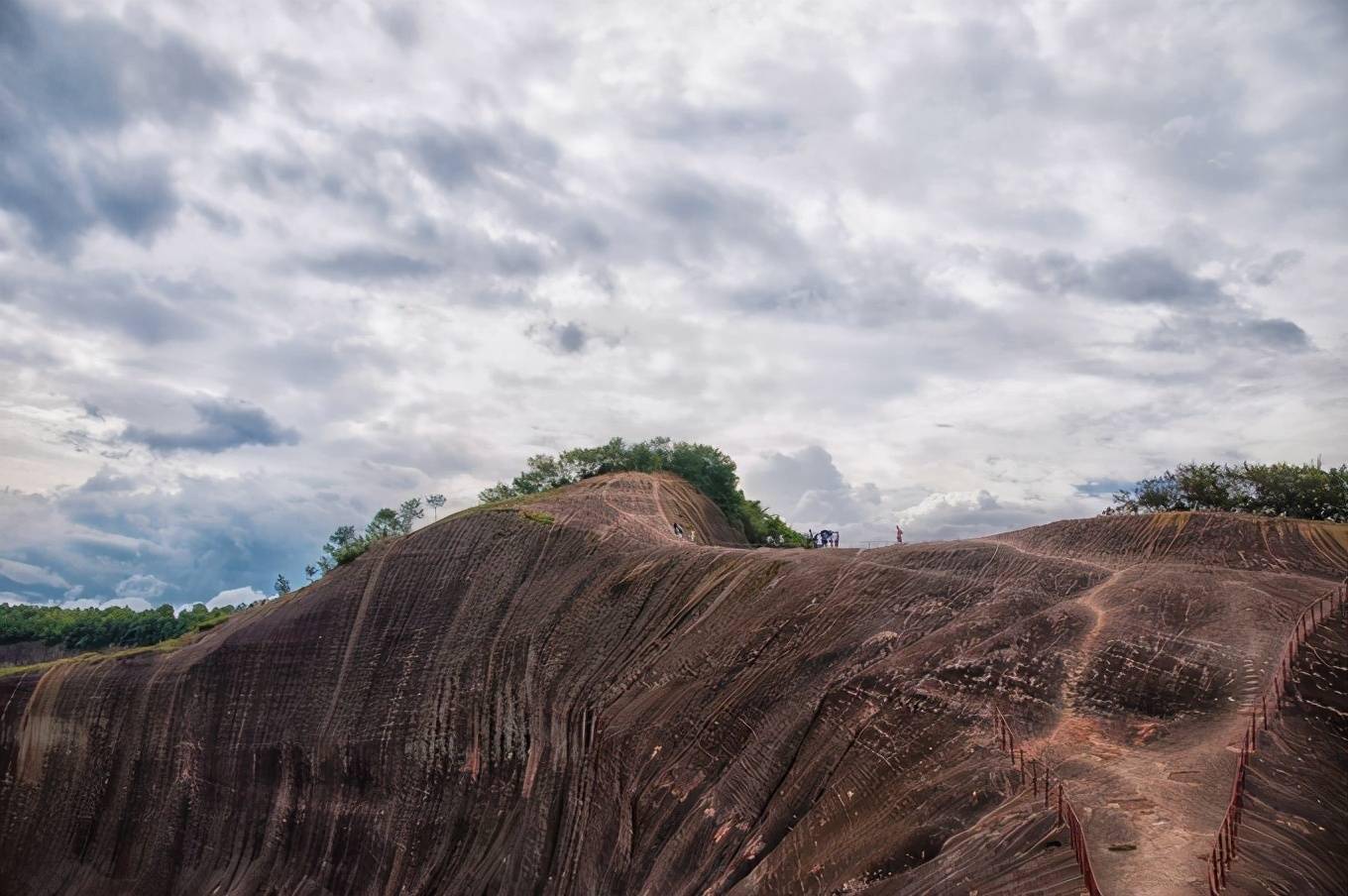 高椅岭景区,丹霞地貌处女地,红岩遍地,绿水潺潺,美得令人称奇